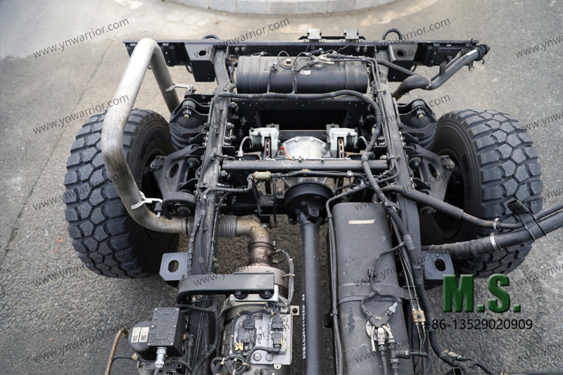 Dongfeng Шасси повышенной проходимости 4x4 Mengshi с кабиной, вид сзади шасси