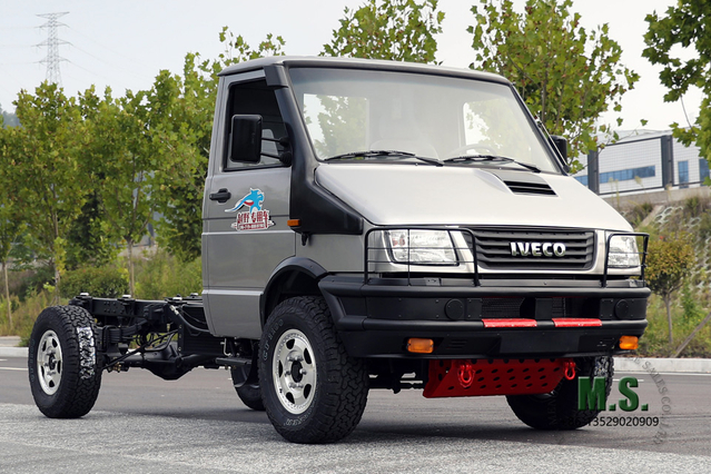 СЕРЕБРЯНЫЙ IVECO Четырехприводное внедорожное шасси 4WD Многофункциональное шасси с короткой головкой Экспортное специальное шасси автомобиля