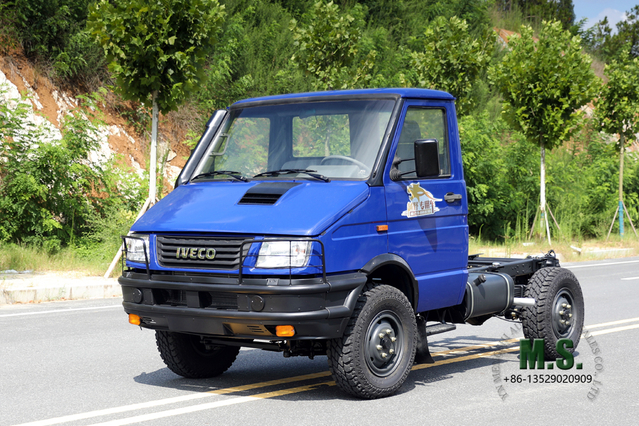 Синий четырехприводный маленький внедорожник Iveco Многофункциональное шасси с короткой головкой Экспортное специальное шасси автомобиля