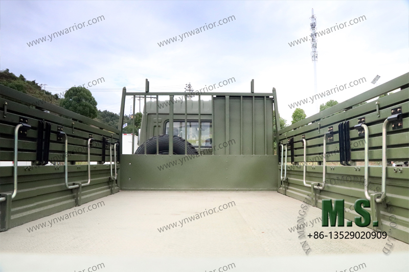 Dongfeng Tianjin Military грузовик с боковым складным металлическим сиденьем 