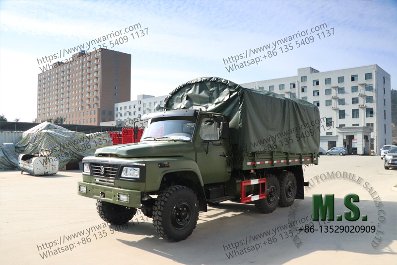 Тарпаулин на грузовике с военнослужащими, но также на самосвальных 