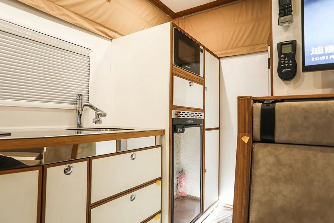 4x4 Версия для экспедиции для бездорожья с кухней и холодильником 