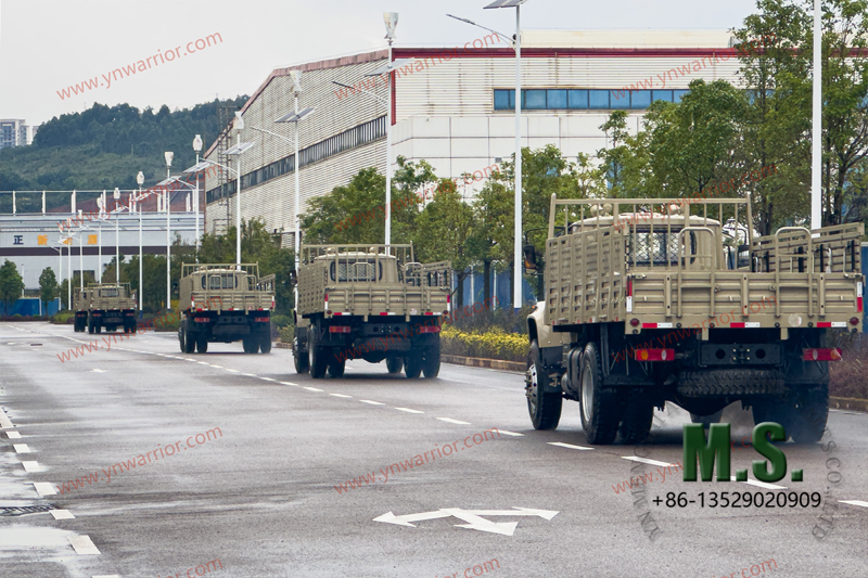 Dongfeng Грузовик 4x4 с задними двойными шинами_высокоскоростное испытание 