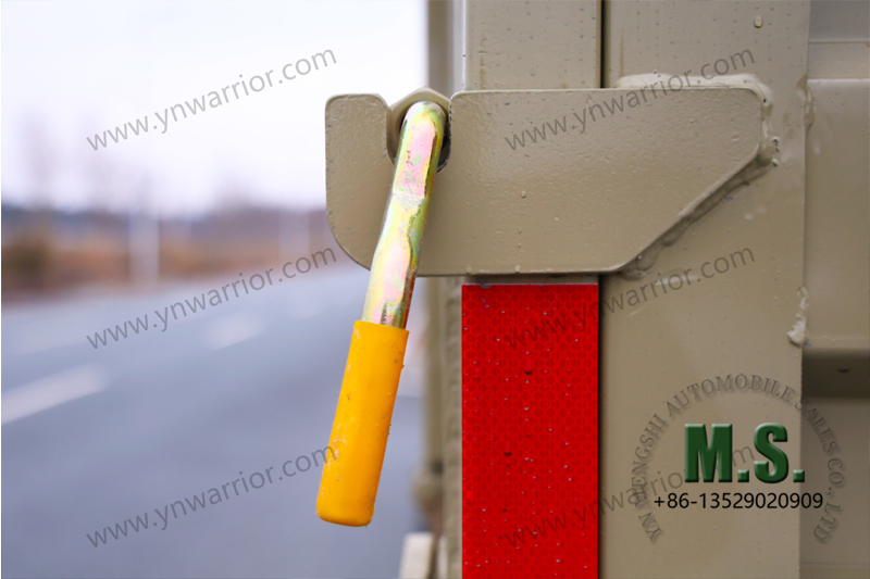 Внедорожный самосвал 6x6, замок на грузовом ящике 