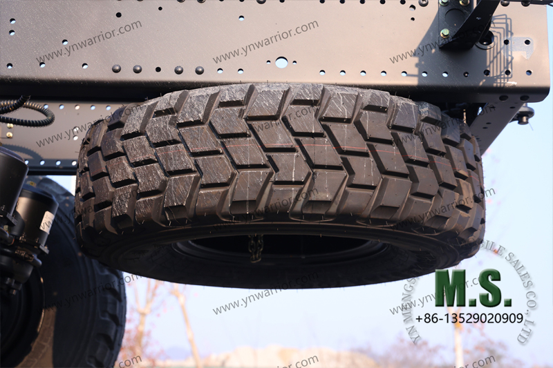 Dongfeng 6x6 с длинным носом и запасным колесом под рамой шасси Шасси грузовика 