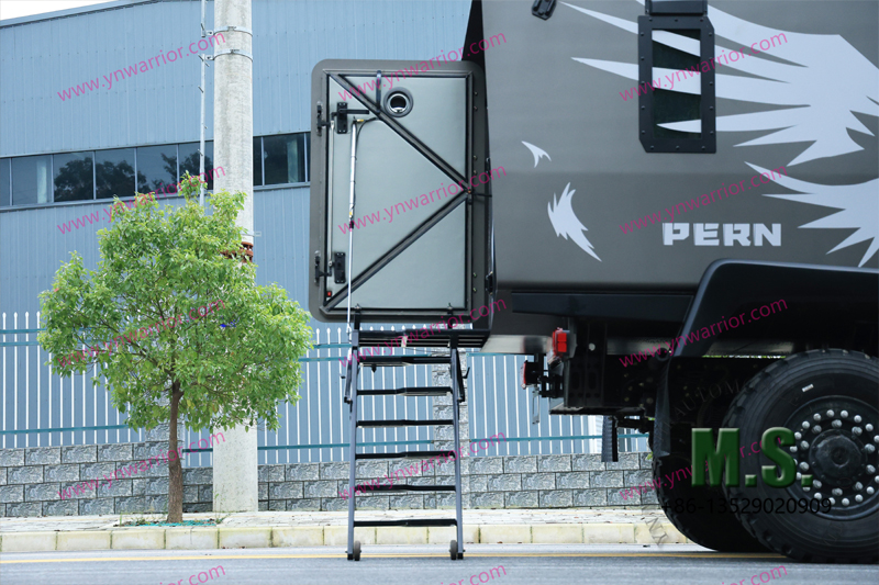 задняя складная лестница бронетранспортер 