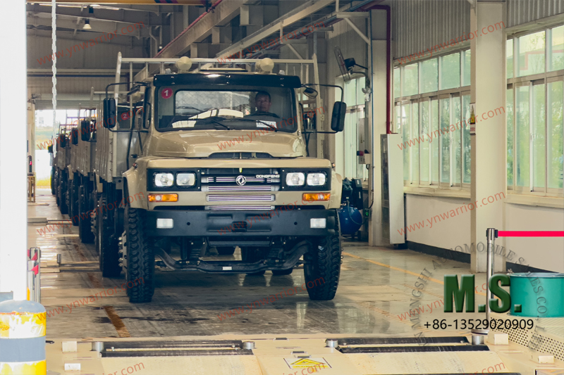 Dongfeng Грузовик 4x4 с задними двойными шинами_на заводе 