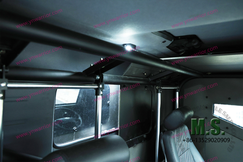 окна и вентиляция между кабиной и задним фургоном багажник бронетранспортера