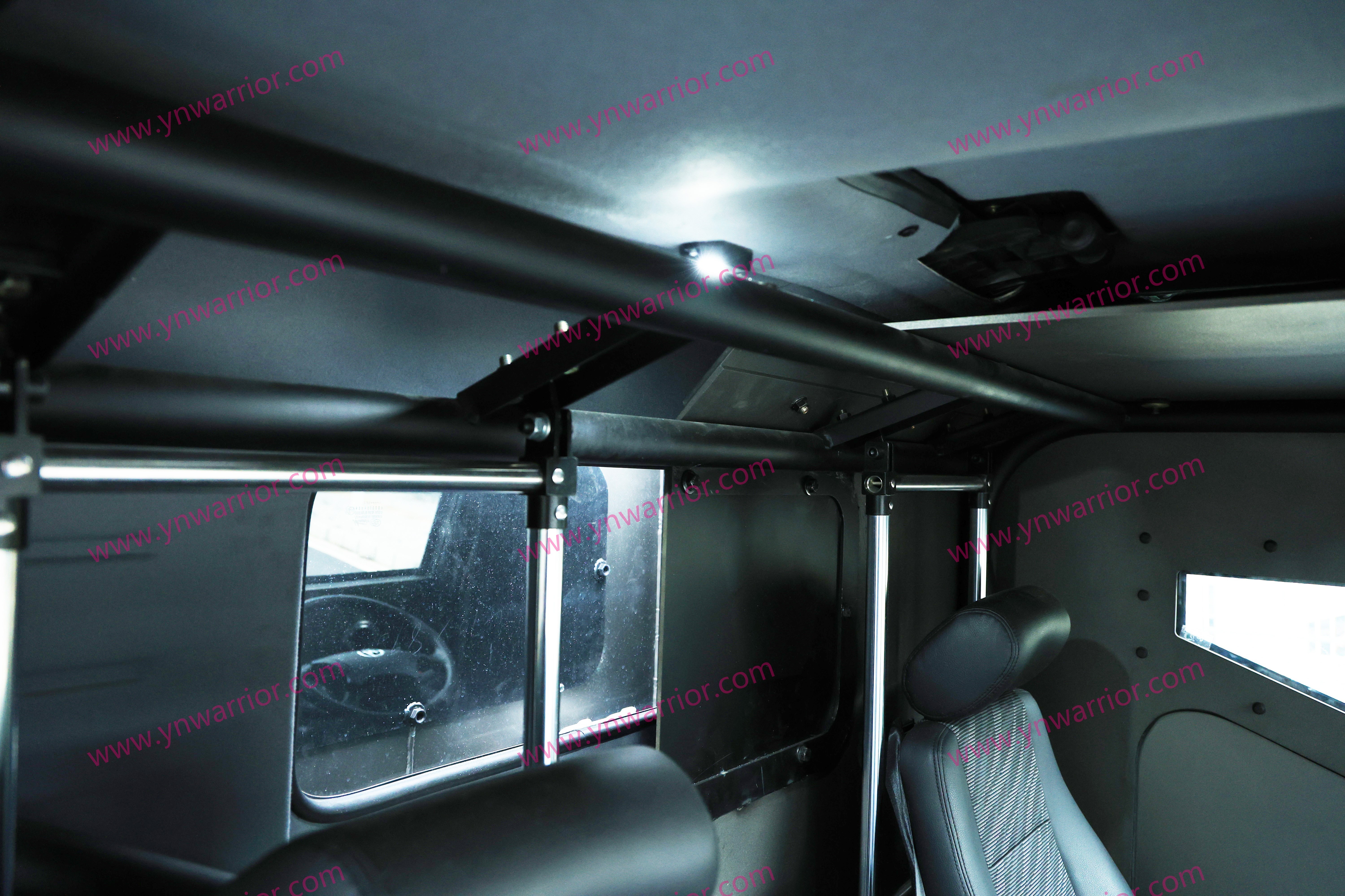 окна и вентиляция между кабиной и задним фургоном багажник бронетранспортера