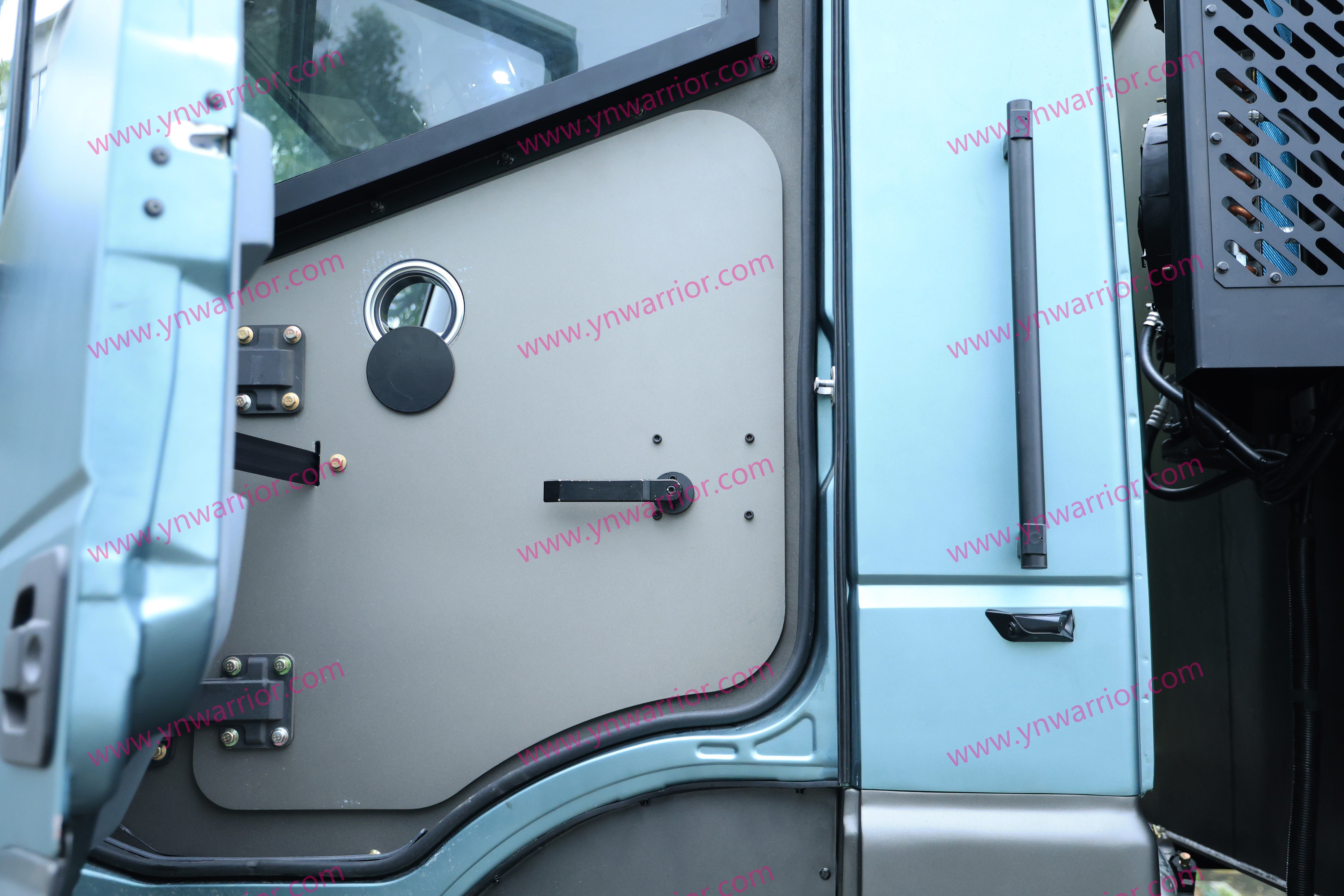 простреленное отверстие в двери кабины бронеавтомобиля 