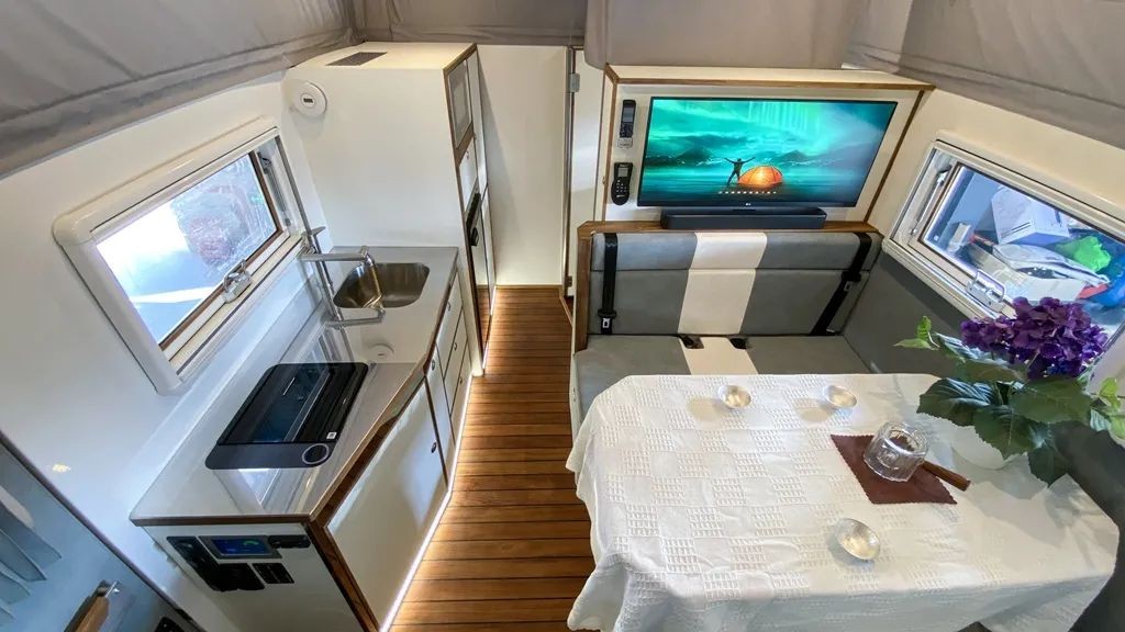 Внедорожная версия для экспедиции для бездорожья 4x4 с несколькими мультимедийными устройствами 