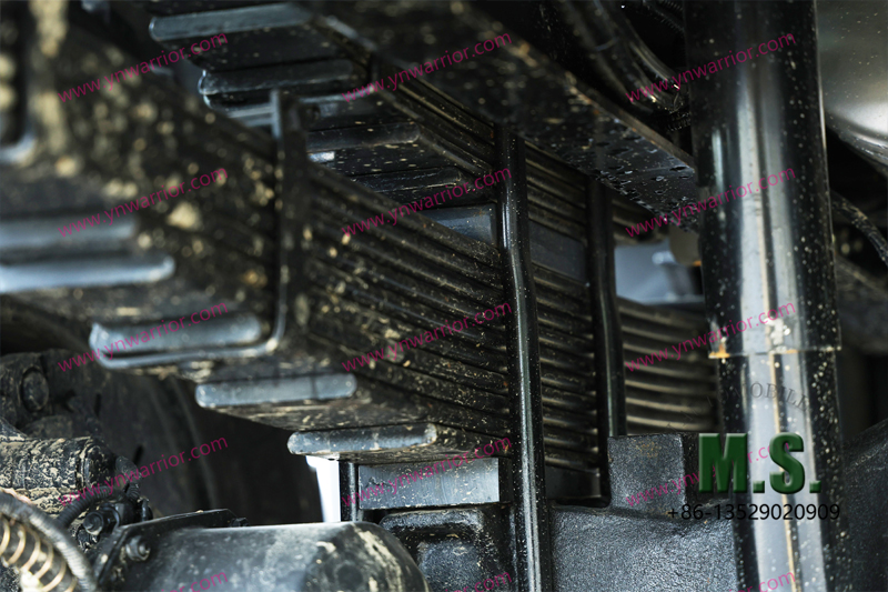 задняя листовая рессорная подвеска китайского бронетранспортера пробоина 