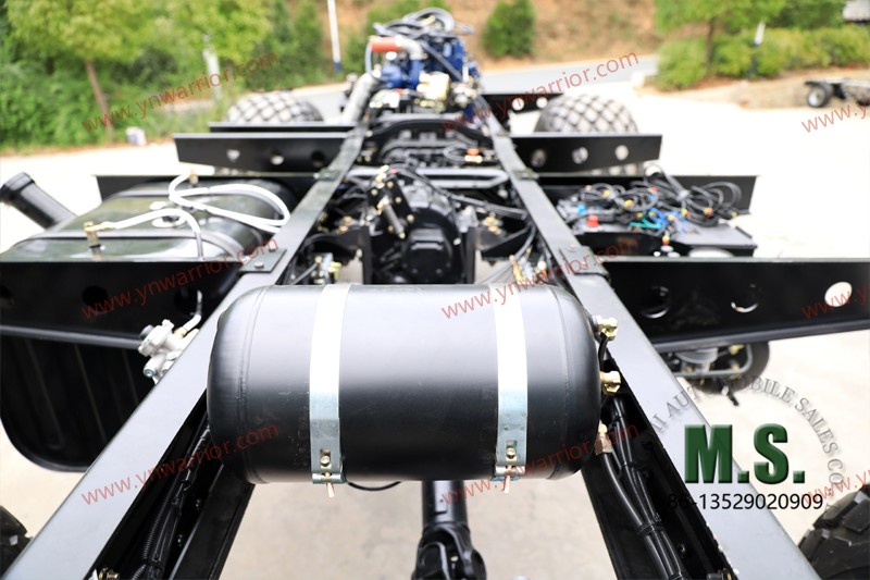 детали массивного внедорожного шасси повышенной проходимости и пневмоцилиндр массивного внедорожного шасси повышенной проходимости 6x6 раздаточная 