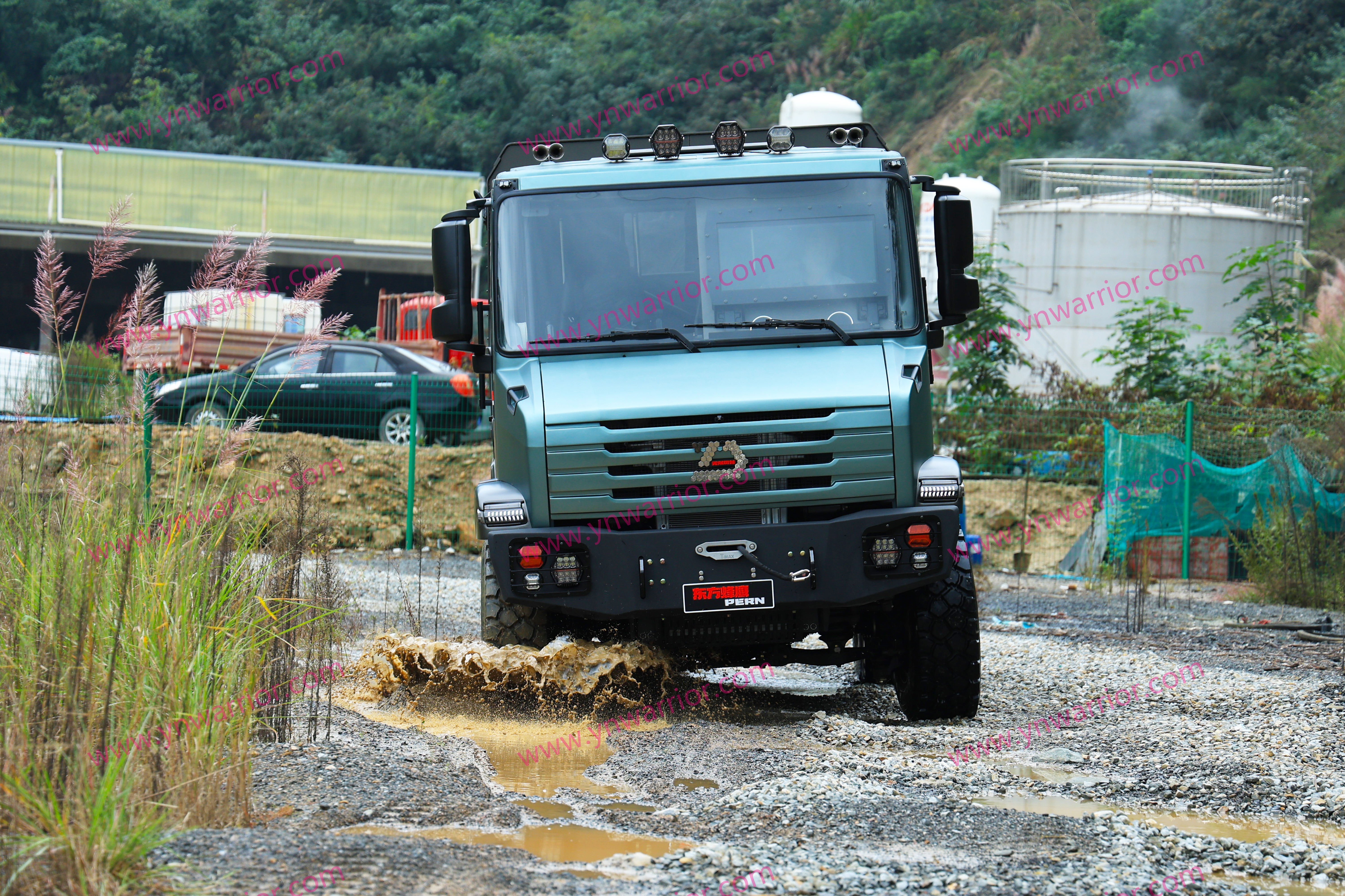 с закрытым отсеком, внедорожный грузовик 4x4, военный 
