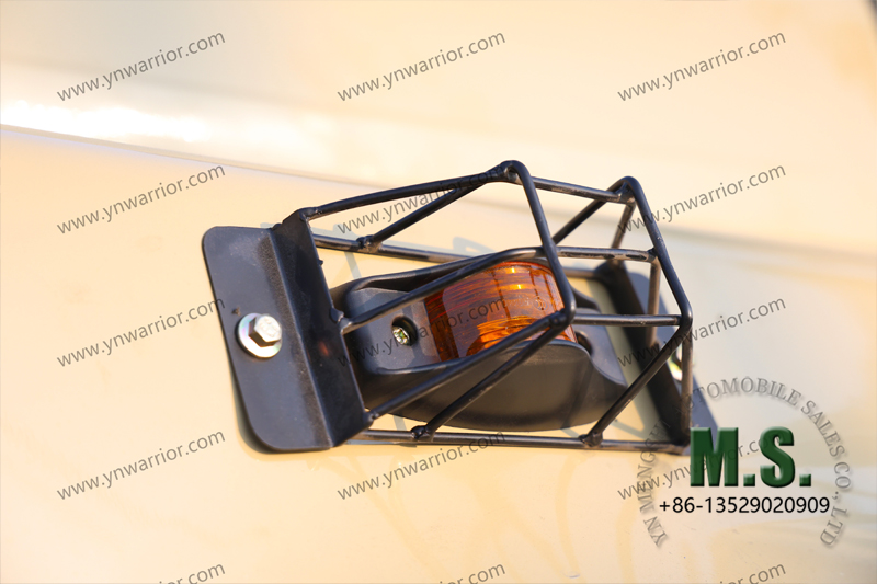 Шасси грузовика Dongfeng 6x6 с длинным носом и защитной решеткой кабины преобразует поворотный свет 