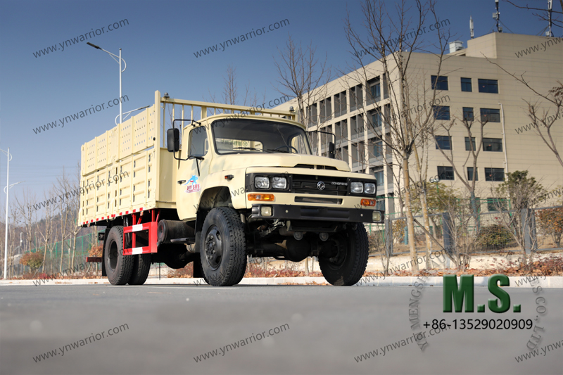 T1]} 4x4 внедорожного грузовика, транспортируя грузовой коробку с высокой высотой 