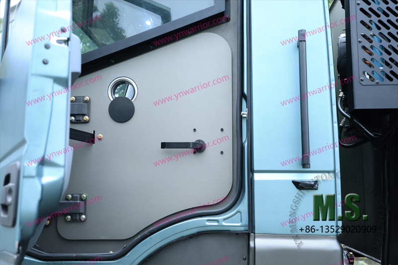 в двери кабины бронетранспортера 